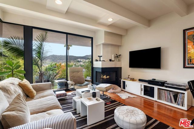 1325 Linda Rosa Avenue, Los Angeles CA: https://media.crmls.org/mediaz/8f34e19b-2017-4618-82ec-4ff08b2fdc5b.jpg