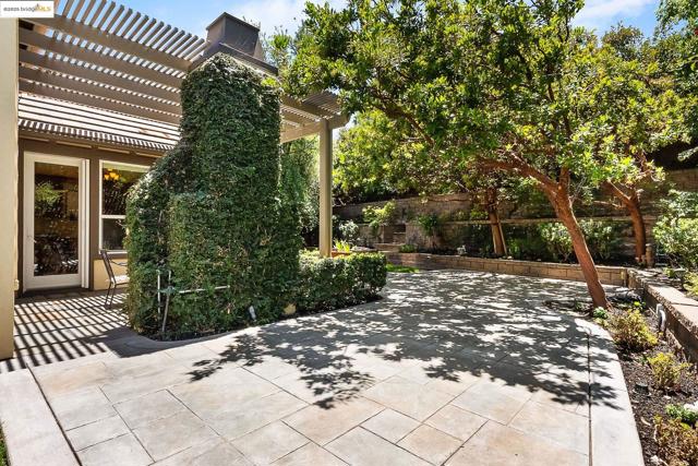 1101 Lafite Ct, Brentwood CA: https://media.crmls.org/mediaz/8f35e204-9999-44f3-8b41-6c745433d704.jpg