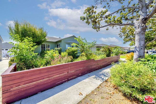 11210 Mcdonald Street, Culver City CA: https://media.crmls.org/mediaz/8f368267-37f7-42c2-a28d-c95f12a5fd4b.jpg