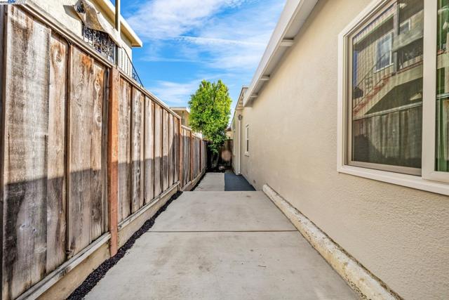 3288 School Street, Oakland CA: https://media.crmls.org/mediaz/8f36e159-ddb2-427e-92e5-8a9ac43f4cfc.jpg