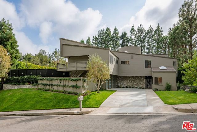 17765 Camino De Yatasto, Pacific Palisades CA: https://media.crmls.org/mediaz/8f36e976-5faf-4e51-823d-a5947b45a2f9.jpg