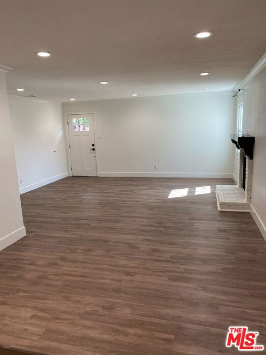 1837 N Brighton Street, Burbank CA: https://media.crmls.org/mediaz/8f372c00-11eb-4d0f-a630-c390dd58d9e8.jpg
