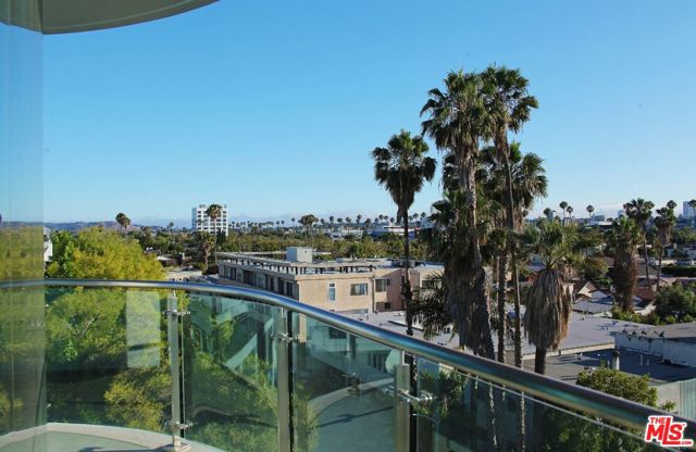 8500 Burton Way, Los Angeles CA: https://media.crmls.org/mediaz/8f383613-8d91-44fe-beee-5f558bb67355.jpg
