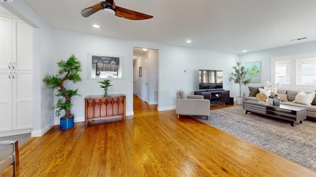 Image 21 of 38 For 36304 Magellan Dr