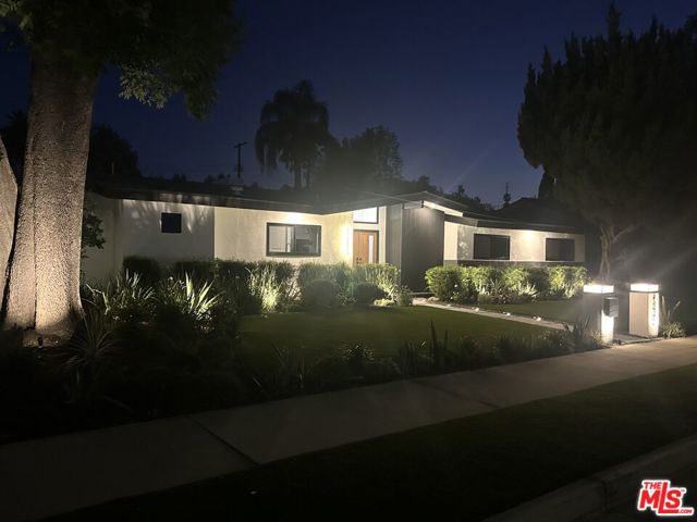 23442 Burbank Boulevard, Woodland Hills CA: https://media.crmls.org/mediaz/8f38edfa-c256-40be-bb3a-3f2b3ad47642.jpg
