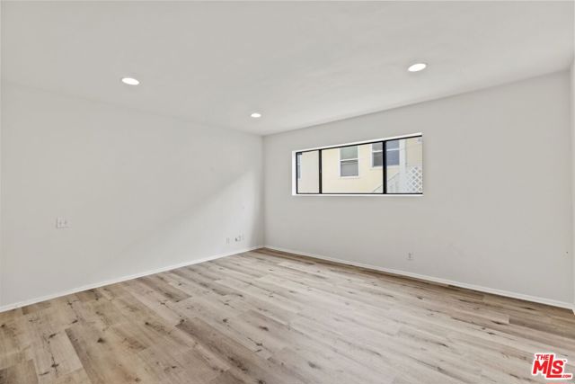 1033 6TH Street, Santa Monica CA: https://media.crmls.org/mediaz/8f38f48a-1ef1-4559-9100-13414bc9e9fe.jpg
