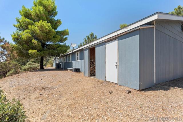 3511 Lakeview Dr, Julian CA: https://media.crmls.org/mediaz/8f39a1b6-43a5-4987-9c38-c7f8f626ff25.jpg