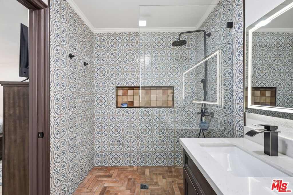 https://media.crmls.org/mediaz/8f3a5320-d544-4a0a-9d5d-da590f23ac44.jpg?preset=X-Large