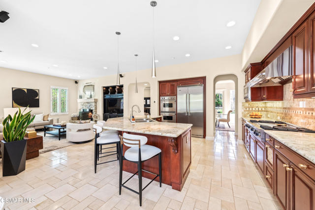 1008 N Country Club Drive, Simi Valley CA: https://media.crmls.org/mediaz/8f3ac5a8-e8b3-4315-819c-48d6c57c174f.jpg