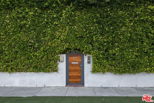 517 N Laurel Avenue, Los Angeles CA: https://media.crmls.org/mediaz/8f3acff5-f281-45c0-adce-09273765a609.jpg