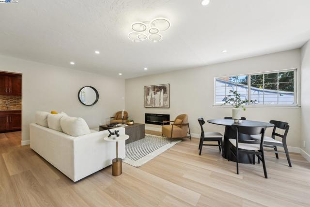 431 Alameda De Las Pulgas, Redwood City CA: https://media.crmls.org/mediaz/8f3c0d03-8f7b-4b1a-9a34-00a09d954e5c.jpg