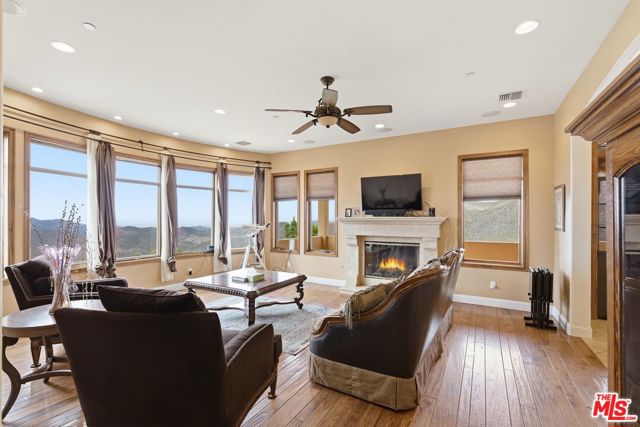 10825 Pacific View Drive, Malibu CA: https://media.crmls.org/mediaz/8f3c701e-bf2d-463f-9de4-b94d68531662.jpg