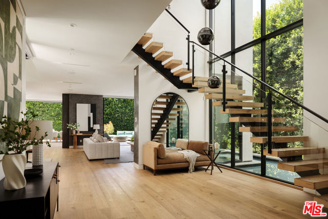 105 S Laurel Avenue, Los Angeles CA: https://media.crmls.org/mediaz/8f3c8d7e-da45-4c78-895f-2d8e37f36d54.jpg