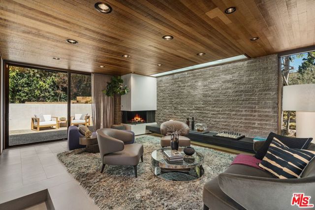 1005 Elden Way, Beverly Hills CA: https://media.crmls.org/mediaz/8f3cc97f-56e3-4219-b37e-d0330a28a576.jpg