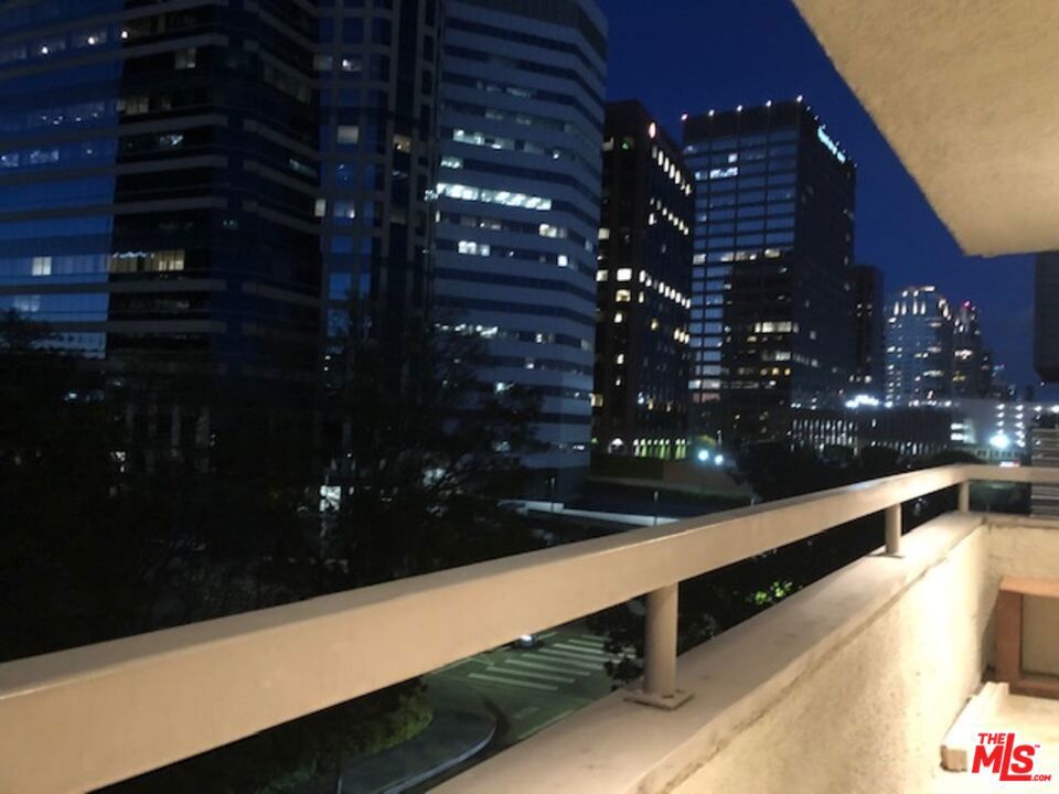 https://media.crmls.org/mediaz/8f3e4138-c425-4cd1-85df-ed8672fe4fd5.jpg?preset=X-Large