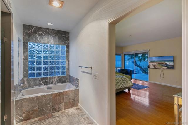10164 Vivera Dr, La Mesa CA: https://media.crmls.org/mediaz/8f3e5528-8526-4122-9397-6ad8c04bdc12.jpg