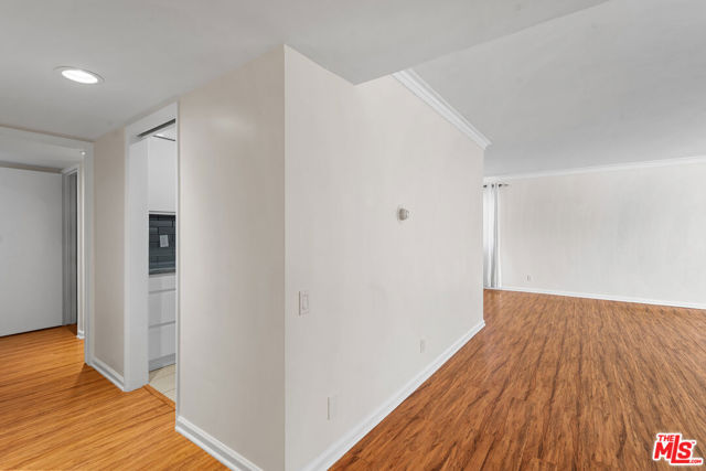 818 S Lucerne Boulevard, Los Angeles CA: https://media.crmls.org/mediaz/8f3e614a-bf6b-45ea-a04a-cb6ef7d837a3.jpg