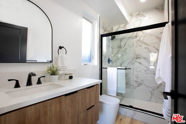 542 1/2 N Serrano Avenue, Los Angeles CA: https://media.crmls.org/mediaz/8f3fda07-c83b-418d-b3fa-6187d087b17d.jpg