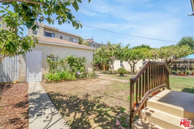 2577 Wellesley Avenue, Los Angeles CA: https://media.crmls.org/mediaz/8f413a5e-afa7-4cb6-90ee-0ba898323dc2.jpg