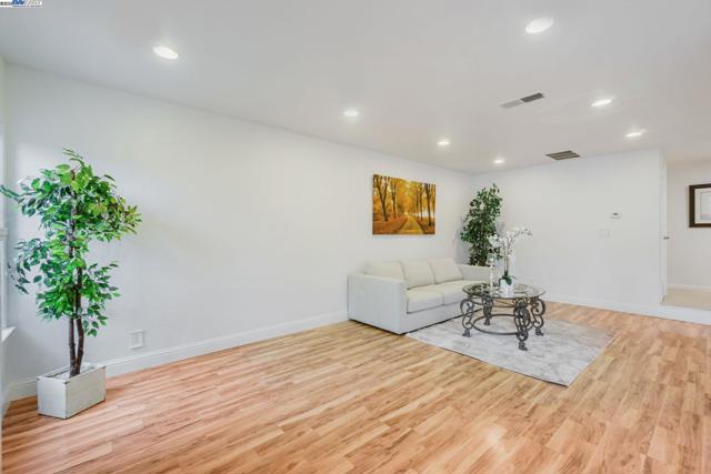 208 Siskiyou Ct, Walnut Creek CA: https://media.crmls.org/mediaz/8f41475d-39c4-4e73-a385-16b5d9dc8b32.jpg