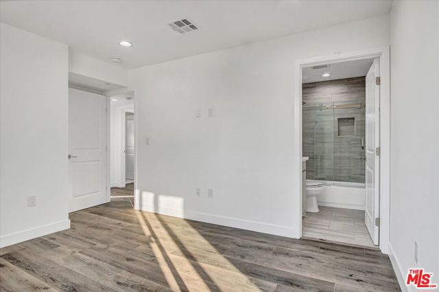 2419 S Cochran Avenue, Los Angeles CA: https://media.crmls.org/mediaz/8f419658-526a-4d9a-80ae-9d9f8f53cae4.jpg