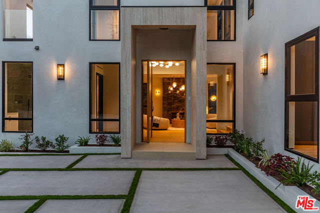1271 Sunset Plaza Drive, Los Angeles CA: https://media.crmls.org/mediaz/8f423b98-738a-412c-a77b-76bc69144e37.jpg