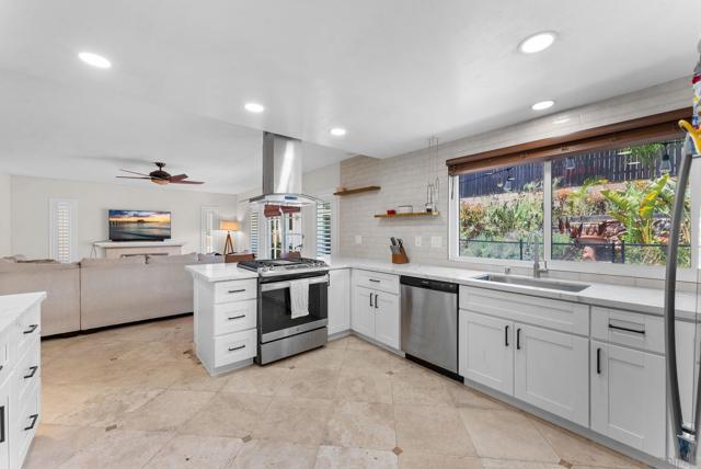 925 Moody Dr, Escondido CA: https://media.crmls.org/mediaz/8f4301f4-a859-4199-a295-cecf5b3018af.jpg