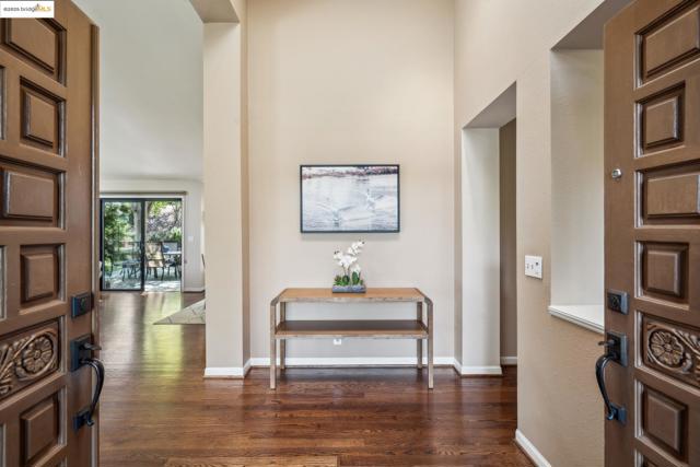1037 Silverhill Dr, Lafayette CA: https://media.crmls.org/mediaz/8f43880d-0610-4f5b-ad9d-6e9b411dbe32.jpg