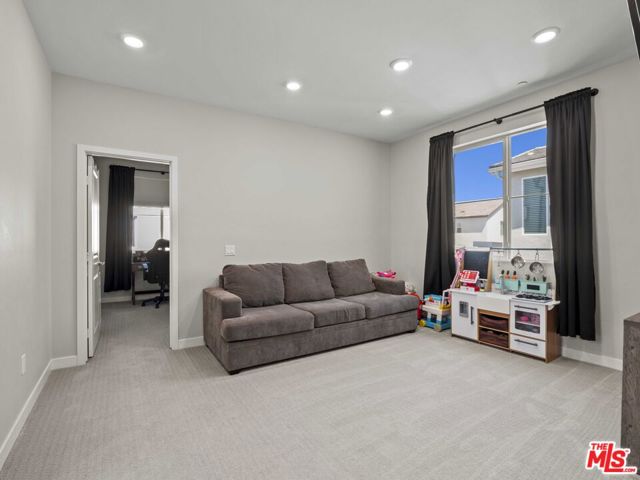 27717 Knoll View Place, Valencia CA: https://media.crmls.org/mediaz/8f44373e-65dd-4447-b415-c234b1c78533.jpg