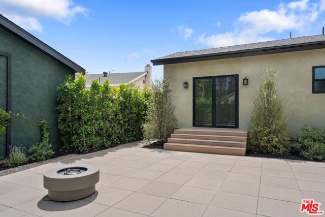4718 Gaviota Avenue, Long Beach CA: https://media.crmls.org/mediaz/8f44ae8f-f6d5-468b-a106-422975b3cd88.jpg