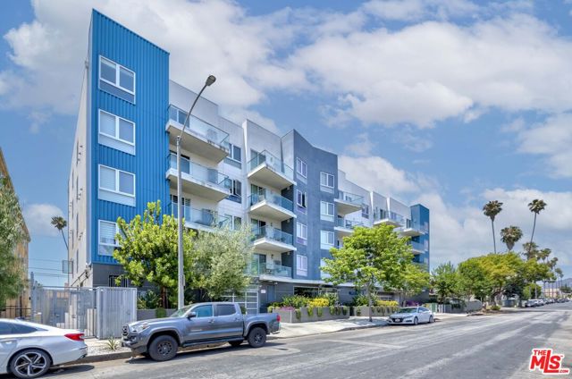 105 S Mariposa Avenue, Los Angeles CA: https://media.crmls.org/mediaz/8f45bc0e-eff3-43d2-a95f-260843517465.jpg