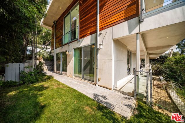 933 Bluegrass Lane, Los Angeles CA: https://media.crmls.org/mediaz/8f46217c-1439-44b3-bc77-f30da0fc9b34.jpg