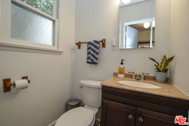 11136 Lucerne Avenue, Culver City CA: https://media.crmls.org/mediaz/8f464554-44a5-46d9-b633-bf2bb2681c15.jpg