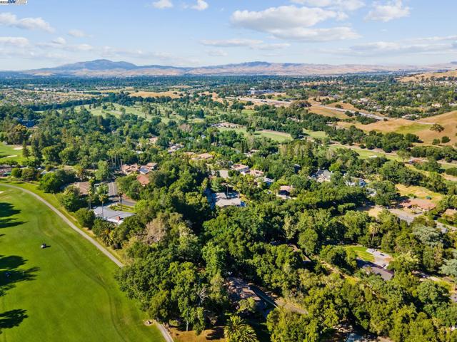 391 Oak Ln, Pleasanton CA: https://media.crmls.org/mediaz/8f46e519-9922-4d83-80ef-0cf9716e48ab.jpg