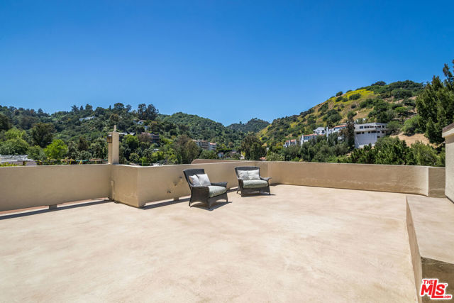 3943 Avenida Del Sol, Studio City CA: https://media.crmls.org/mediaz/8f47abe9-23b4-4154-b56a-61957f87f21f.jpg