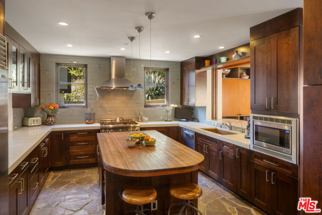 2669 Harlesden Court, Los Angeles CA: https://media.crmls.org/mediaz/8f4948bd-b179-453a-9d34-62bfff9bf332.jpg