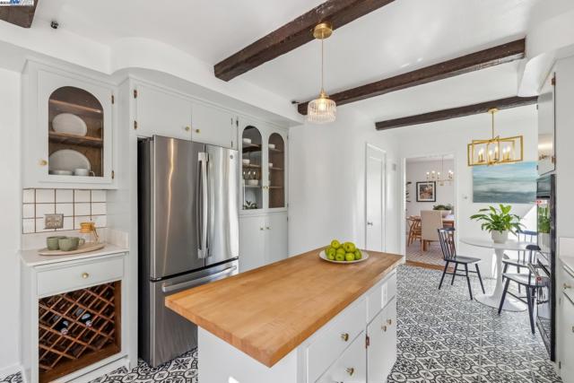 1630 Dayton Ave, Alameda CA: https://media.crmls.org/mediaz/8f49f3df-b45a-4f62-83f1-e1ad04510a40.jpg