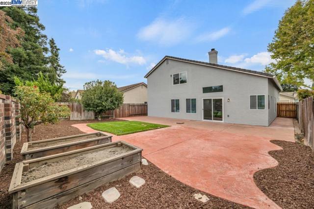 9193 Bungalow Way, Elk Grove CA: https://media.crmls.org/mediaz/8f4a85fa-a913-4c4f-8d59-4e32bf52a66b.jpg