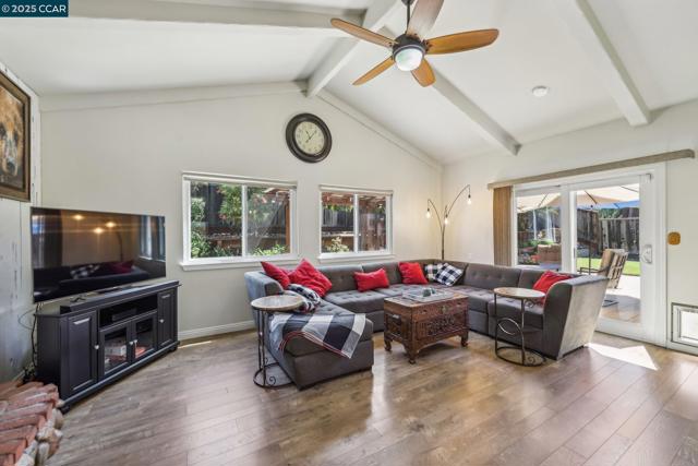 5521 Alaska Dr, Concord CA: https://media.crmls.org/mediaz/8f4a8c91-d997-4076-a443-8d74eec24b15.jpg