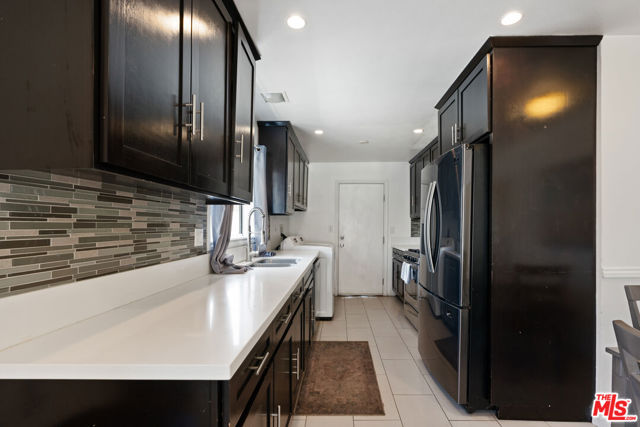 328 E Plymouth Street, Inglewood CA: https://media.crmls.org/mediaz/8f4a94c5-15b4-45c2-bfeb-a5054e735860.jpg