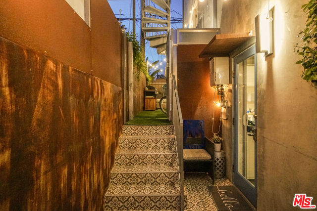 657 Mildred Avenue, Venice CA: https://media.crmls.org/mediaz/8f4adbab-1546-4d50-bbe3-131502350856.jpg