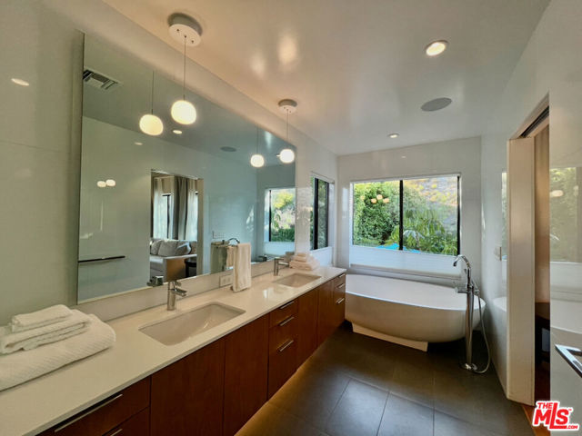 6435 Innsdale Drive, Los Angeles CA: https://media.crmls.org/mediaz/8f4d07c3-f854-44c9-9ce9-f89ee3c6de70.jpg