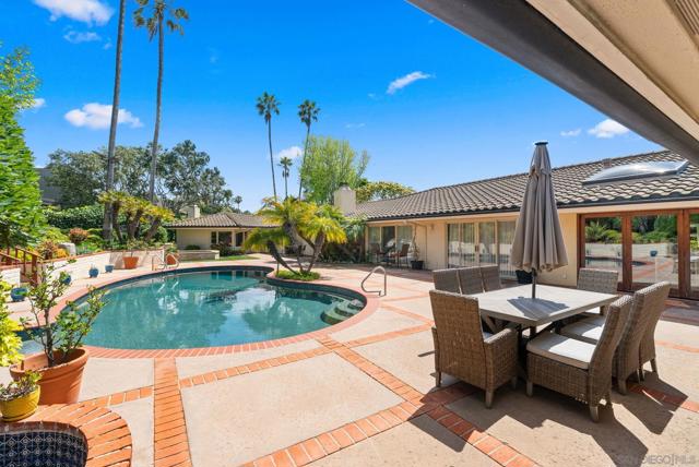 9351 La Jolla Farms Rd, San Diego CA: https://media.crmls.org/mediaz/8f4e375a-48b1-4dfd-bd4f-61005af5067b.jpg