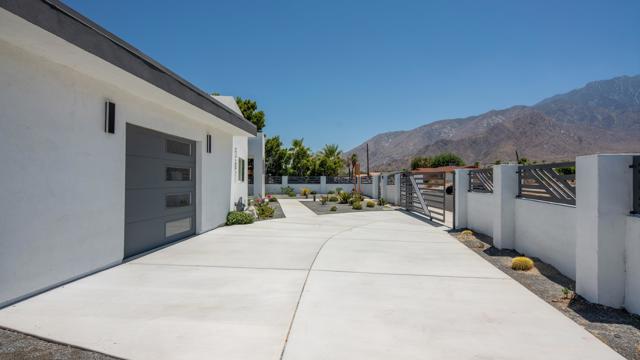 567 W Sunview Avenue, Palm Springs CA: https://media.crmls.org/mediaz/8f4e9a84-e8ed-41b8-a43d-eb97b9e4c023.jpg