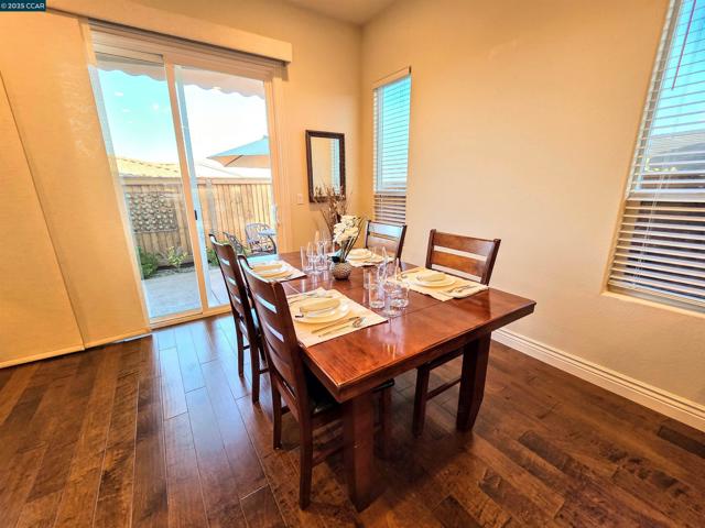 1735 Veneto Ln, Brentwood CA: https://media.crmls.org/mediaz/8f4f7c15-75df-49ab-9cd4-f8baa6c92487.jpg