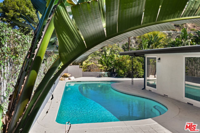 14892 Jadestone Drive, Sherman Oaks CA: https://media.crmls.org/mediaz/8f4fbf86-f987-488d-af20-a5244d386120.jpg