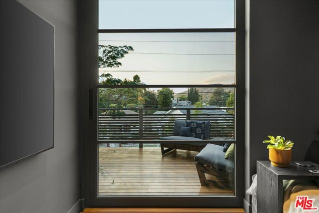 4934 La Roda Avenue, Los Angeles CA: https://media.crmls.org/mediaz/8f4fd2fe-9403-4682-baba-bc5671396c90.jpg