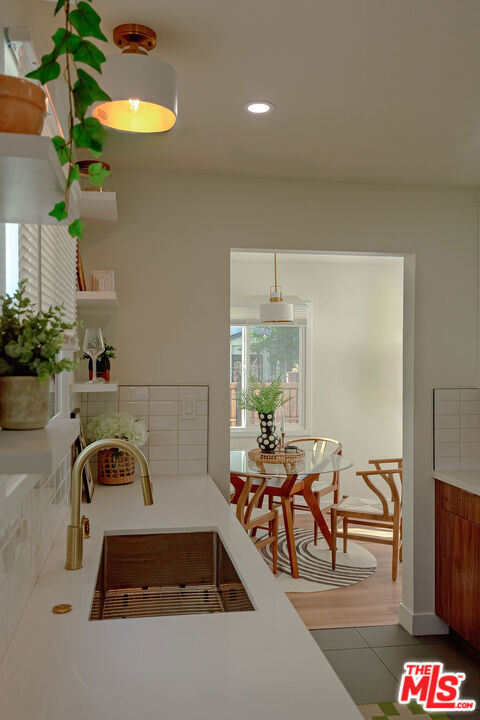 2046 S Burnside Avenue, Los Angeles CA: https://media.crmls.org/mediaz/8f4fd7a4-211d-4805-80ab-4171aff0f99b.jpg