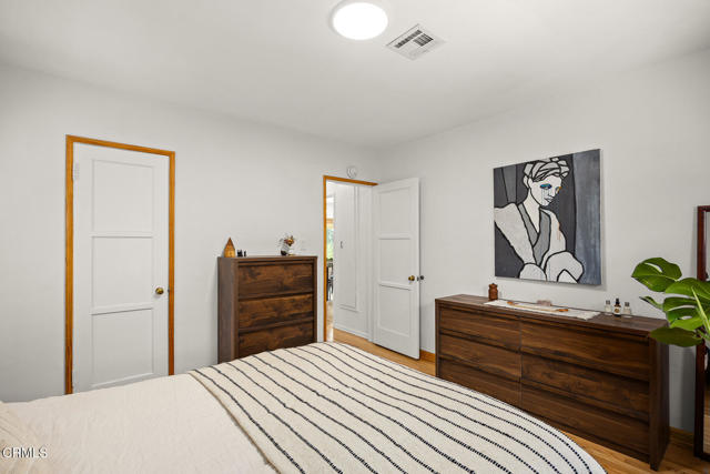 10316 Newhome Avenue, Sunland CA: https://media.crmls.org/mediaz/8f4ff012-c307-4d65-98b0-06f9ddb1393e.jpg
