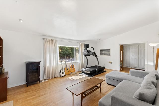 1958 Milford Place, El Cajon CA: https://media.crmls.org/mediaz/8f5021ae-4969-418e-b1b5-be9cc94e0a99.jpg